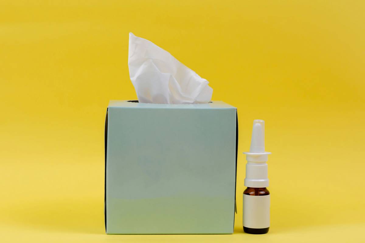Infographic showing key ingredients to seek and avoid in scented hygiene wipes, including alcohol percentage, fragrance types, and skin-soothing additives