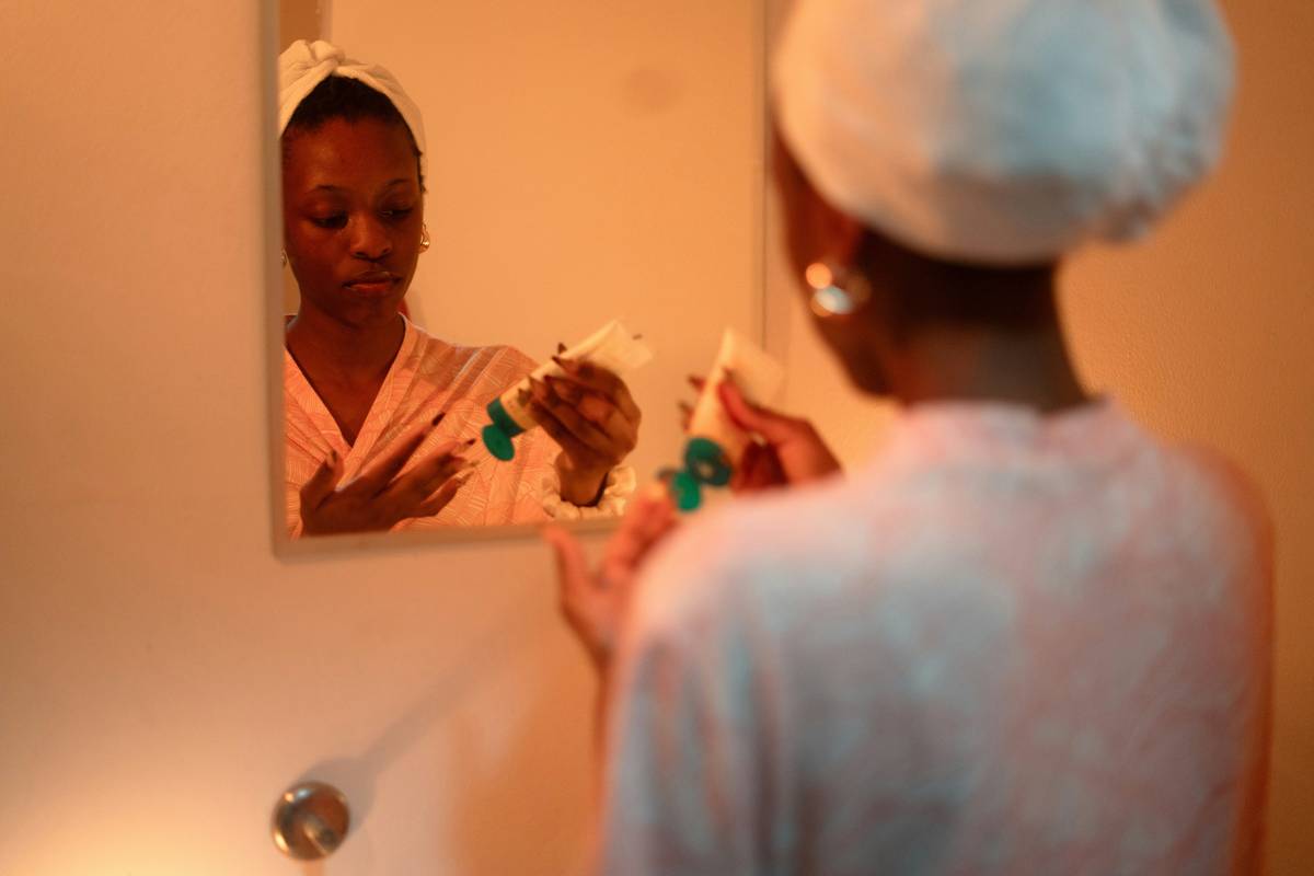 Step-by-step visual guide: 1) Select pH-balanced wipe, 2) Pat skin dry, 3) Single-pass wiping motion, 4) Apply moisturizer